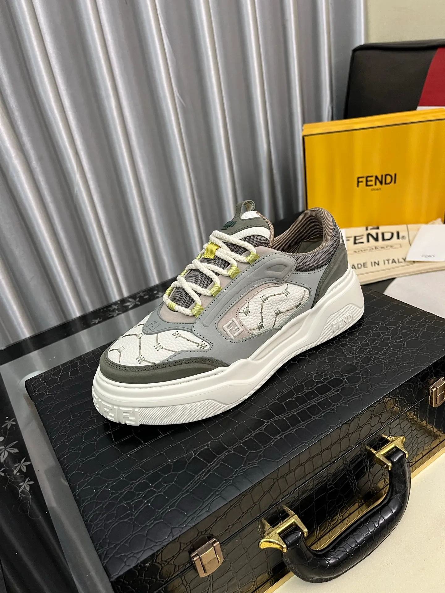 Men's Men's Shoes 💰700⌚️⌚️(Higher version) [Fendi] Fendi's latest casual shoes for men! Available at counters simultaneously! A one-to-one replica of the original. Made entirely of imported top-grain calfskin, the interior is made of top-grain water-dyed cowhide, and the original factory-supplied rubber outsole. Leading new fashion concepts. Matching code: 38-44. 45 can be customized and non-returnable!